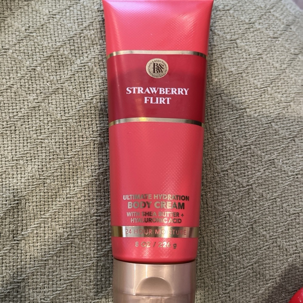 NEW Bath & Body Works Strawberry Flirt Ultimate Hydration Body Cream, 8 oz